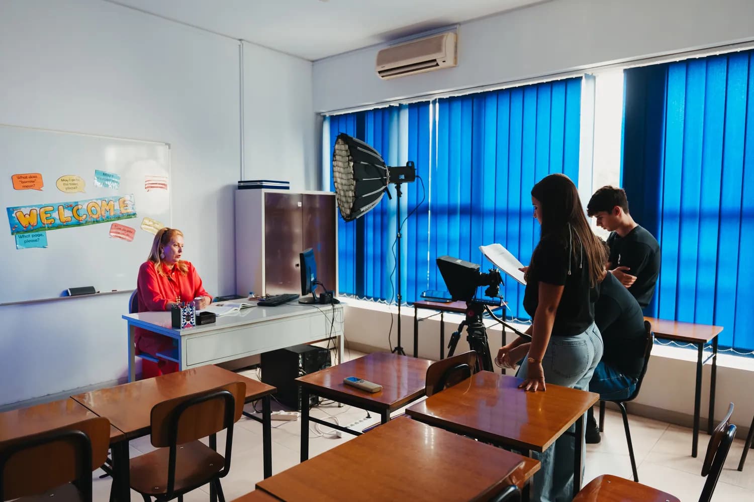 Cenário de entrevista preparado com luzes e teleponto