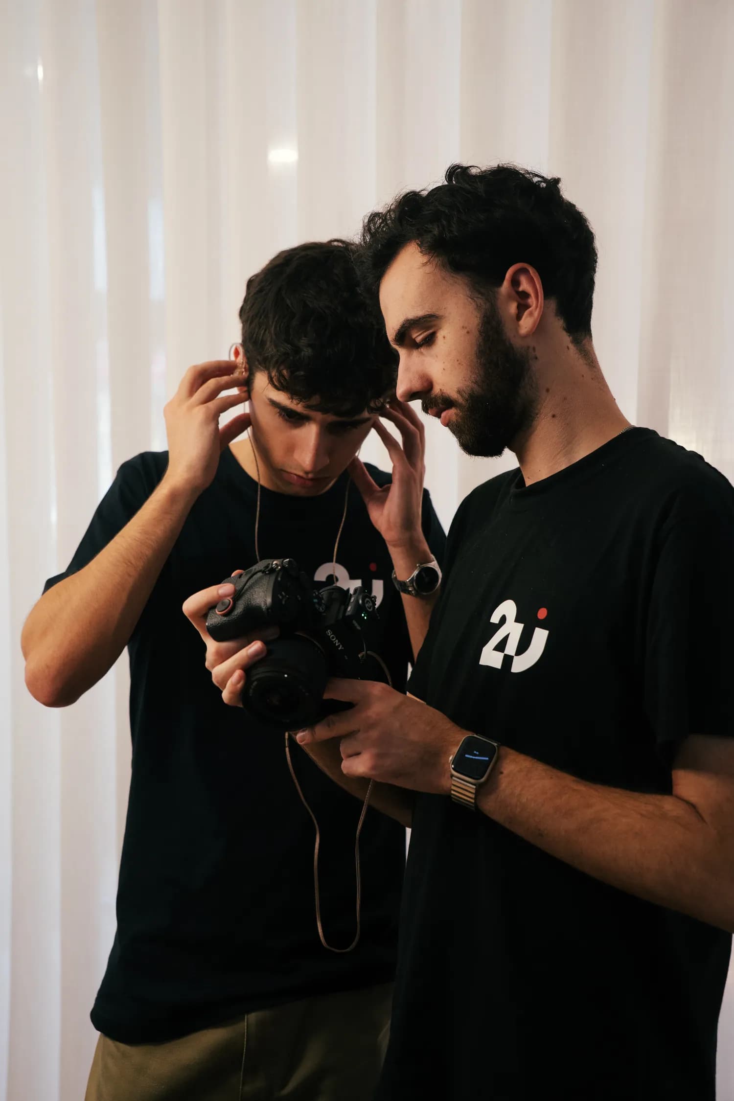 Elementos da equipa da 2U a coordenar uma gravação