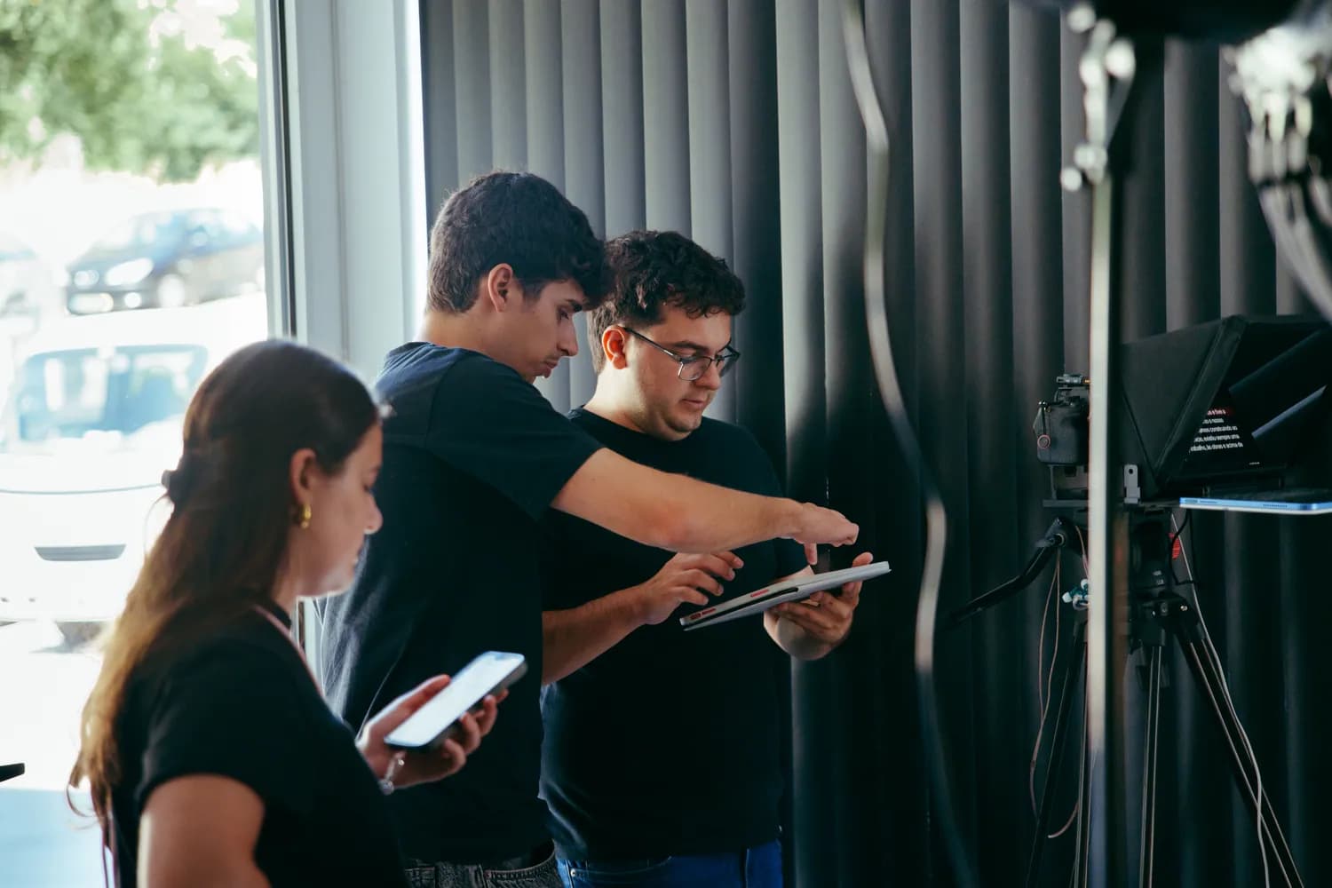 Equipa da 2U a rever o trabalho durante a produção